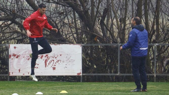 Juan Villar trabaja con Miguel Ángel Moriana en el entrenamiento de este miércoles del Córdoba CF.