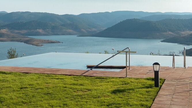 Desde sus piscina infinita hay unas vistas increíbles de La Breña y de la montaña
