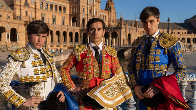 Marcos Linares, Ismael Martín y Pablo Maldonado posan en la Plaza de España de Sevilla.