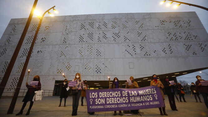 Una concentración contra la violencia de género ante la Ciudad de la Justicia de Córdoba.