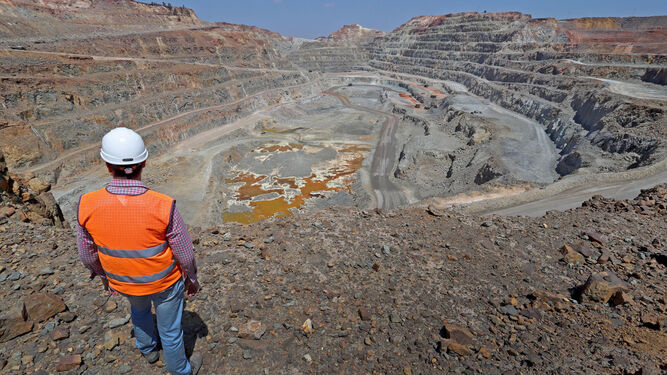 Un operario contempla la inmensidad de la mina de Riotinto.