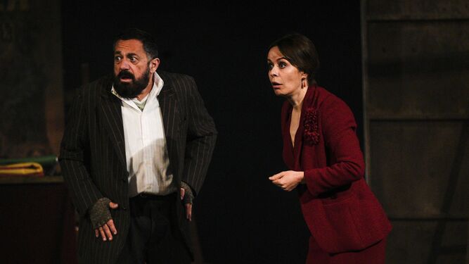 Pepón Nieto y María Adánez, en una escena de '¡Ay, Carmela!', en el Gran Teatro de Córdoba.