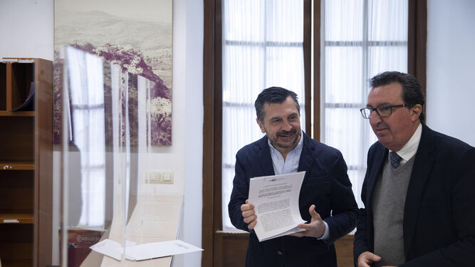 Toni Martín y Manuel Andrés González presentan la Proposición de Ley en el Registro del Parlamento.