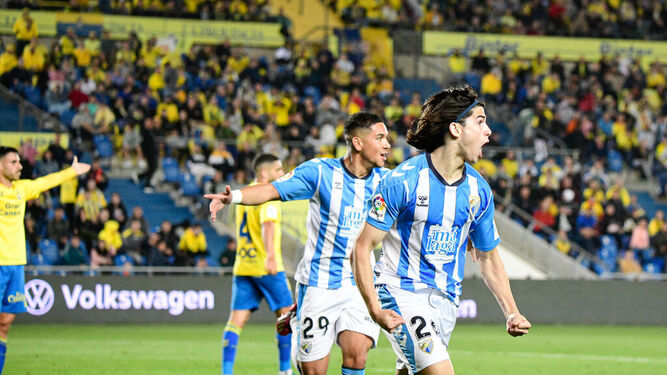 Álex Calvo celebra su gol con el Málaga en Las Palmas.