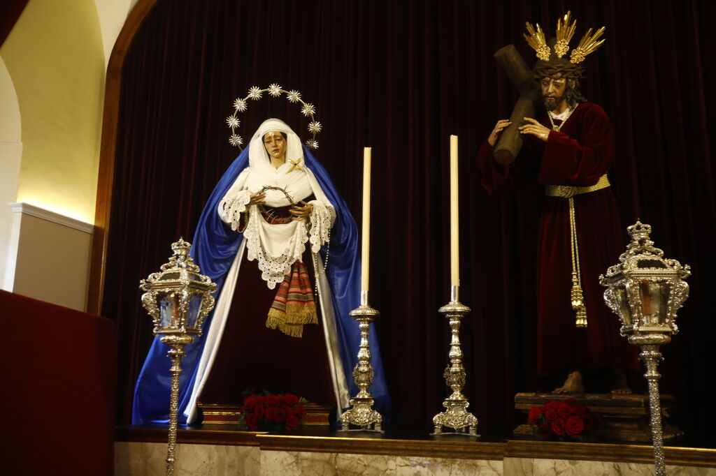 La Virgen de la Caridad vestida de hebrea junto al Se&ntilde;or del Buen Suceso.