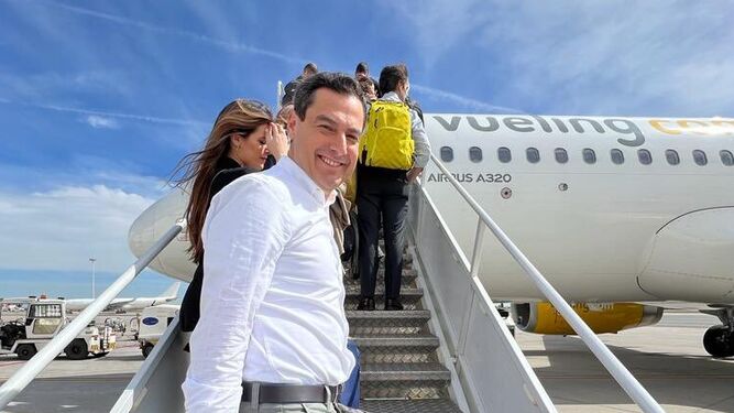 Juanma Moreno se dispone a embarcar en el vuelo que le traslada a Barcelona.