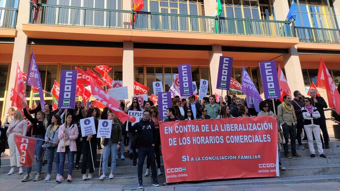Los comerciantes protestan ante el Ayuntamiento de Córdoba.