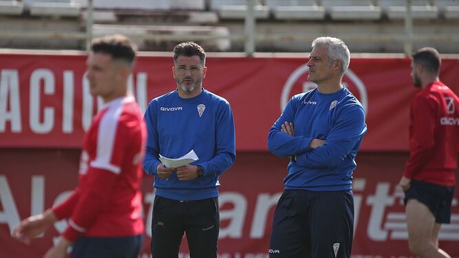 Iván Ania, técnico del Algeciras, sigue de cerca un entrenamiento de su equipo.