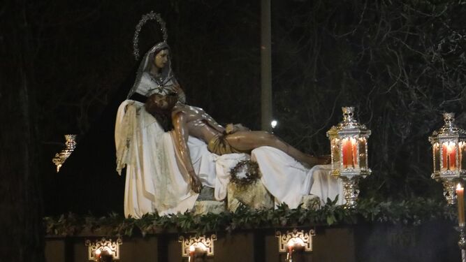 El Cristo de las Almas y la Virgen de la Salud y el Traspaso, en su salida procesional de 2022.
