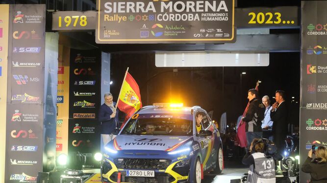 Imagen de la ceremonia de salida del Rallye Sierra Morena 2023.