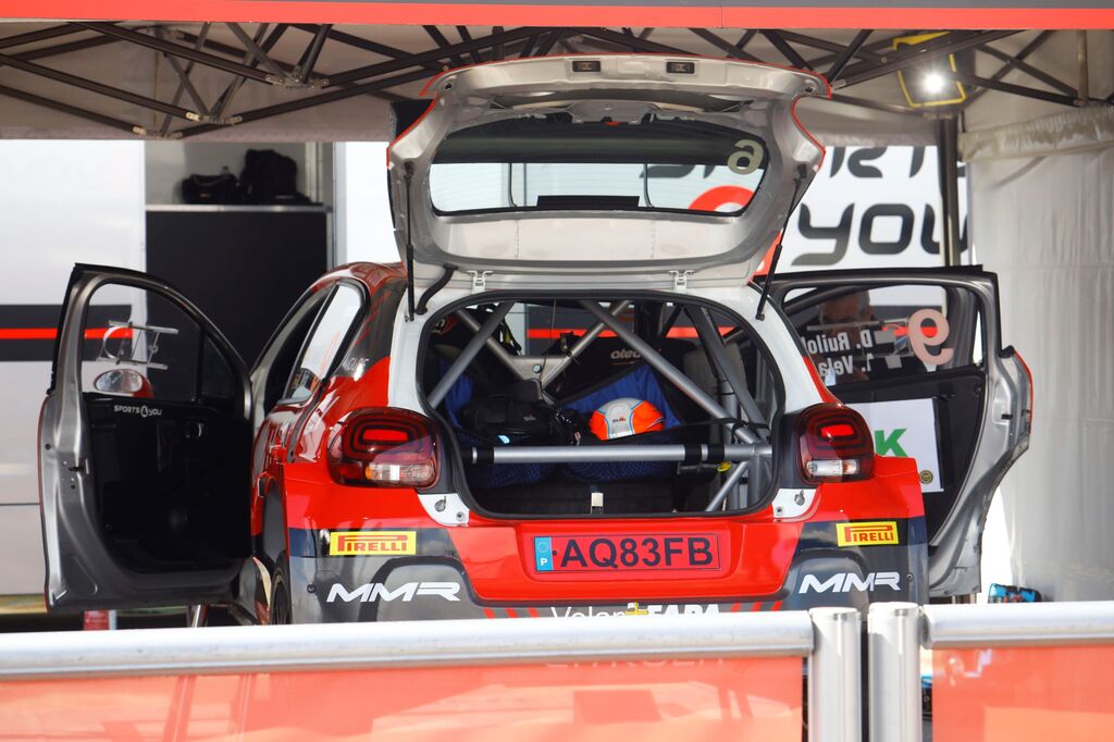 Rallye Sierra Morena 2023: Los pilotos ya preparan sus veh&iacute;culos en El Arenal