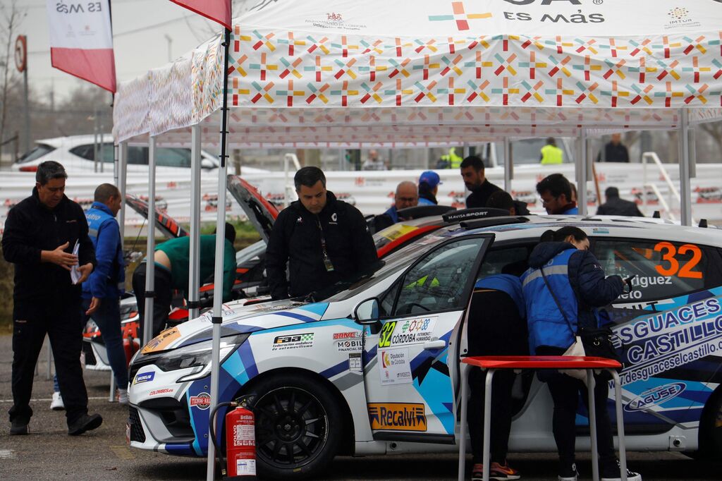 Rallye Sierra Morena 2023: Los pilotos ya preparan sus veh&iacute;culos en El Arenal