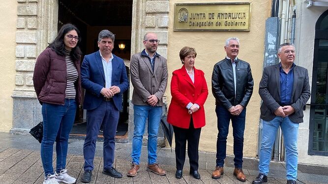 Los alcaldes del PSOE e IU a las puertas de la Delegación del Gobierno.