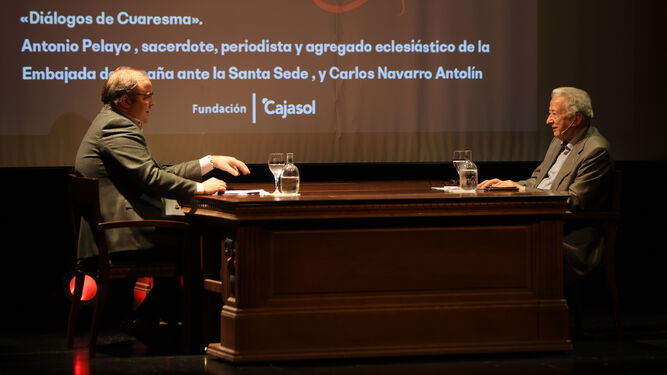 Carlos Navarro Antolín y Antonio Pelayo han protagonizado este viernes los 'Diálogos de Cuaresma' de la Fundación Cajasol.
