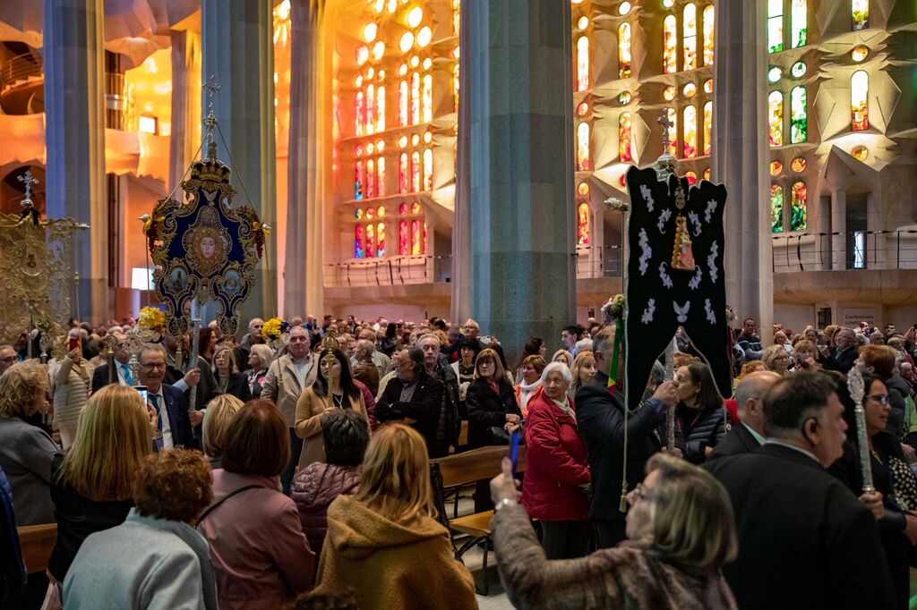 Fotos de Juanma Moreno en la Sagrada Familia de Barcelona durante la misa del 50 aniversario de la romer&iacute;a del Roc&iacute;o en Catalu&ntilde;a