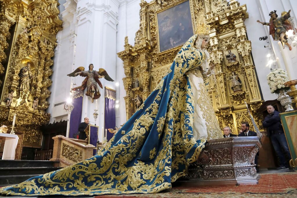 El nuevo manto de la Virgen de la Trinidad de C&oacute;rdoba, en im&aacute;genes
