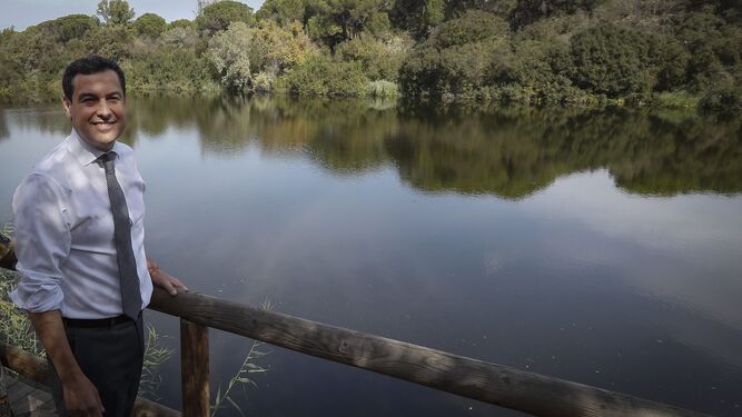 Juanma Moreno, en una de las lagunas de Doñan.