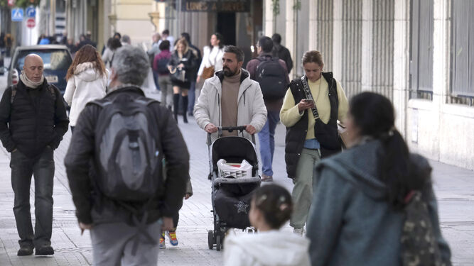 Varias personas en una calle de Córdoba.