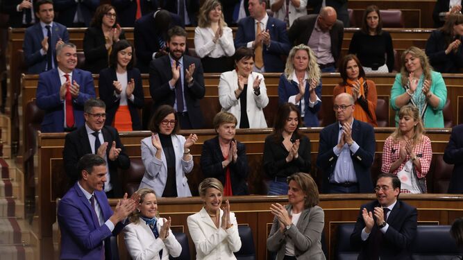 La bancada del PSOE y los ministros del Gobierno aplauden el discurso de Yolanda Díaz