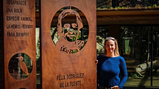 Odile Rodríguez de la Fuente, junto a la escultura inaugurada días atrás en el Zoobotánico de Jerez.