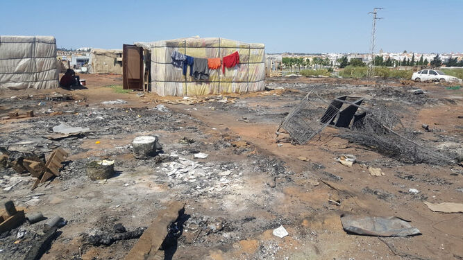 Un asentamiento de inmigrantes en Lepe afectado por un incendio.