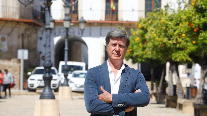 Cayetano Martínez de Irujo, ante el Ayuntamiento de Bujalance.