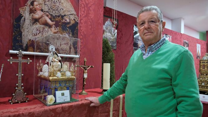 José Pérez junto a su recreación en miniatura de la Virgen de Nuestra Señora de Belén.