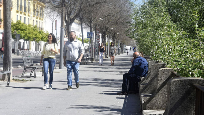 Varias personas caminan por la zona de la Ribera de Córdoba.