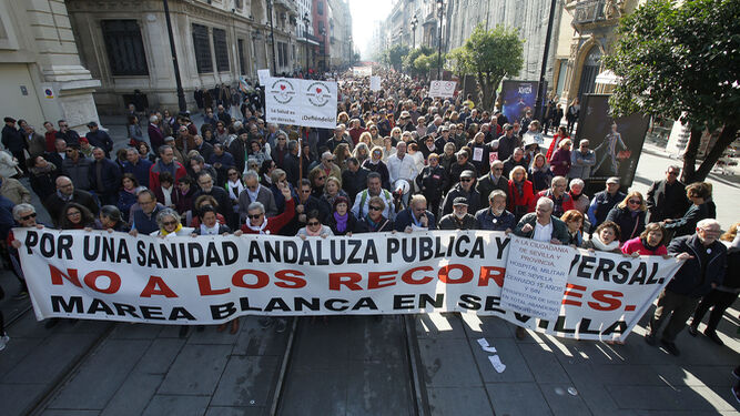 Manifestación de Marea Blanca por las calles de Sevilla.