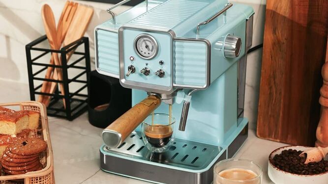 Moderna, compacta y con accesorios: llévate esta cafetera express de Cecotec por menos de 100€