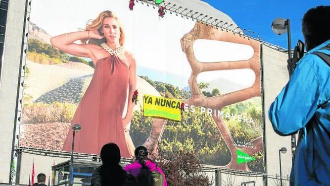 Greenpeace descuelga en El Corte Inglés de Madrid una pancarta adaptando el icónico mensaje de la marca a "Ya nunca es primavera".