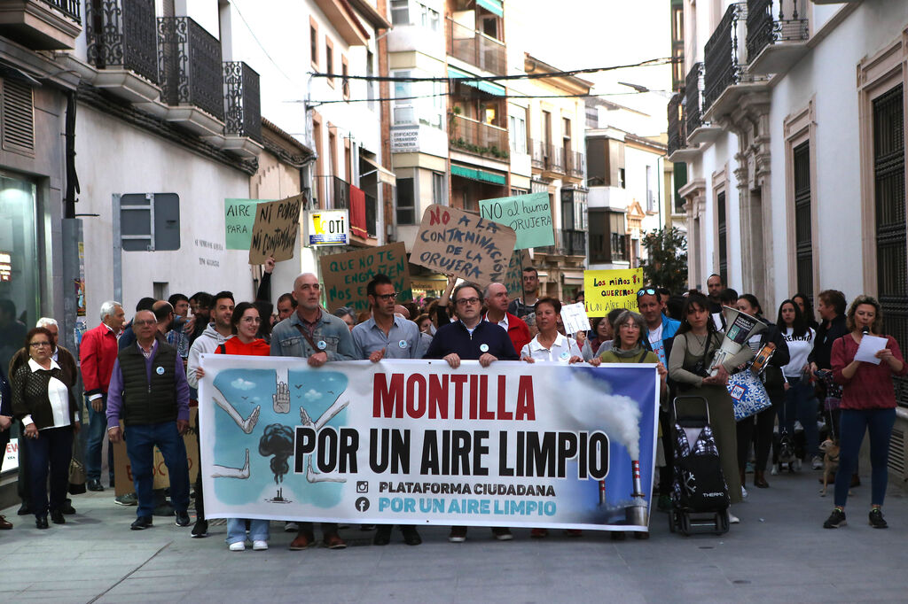 La manifestaci&oacute;n de los vecinos de Montilla contra la orujera, en im&aacute;genes