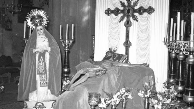 El Cristo de la Misericordia y Nuestra Señora de las Lágrimas, en besapiés en los años cincuenta.