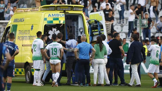 Javier González Calvo, junto al padre de Dragisa Gudelj, en el momento en que el futbolista iba a ser trasladado al hospital.