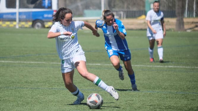 Ana Ocón conduce el balón en el duelo entre el Córdoba Femenino y el Deportivo Abanca.