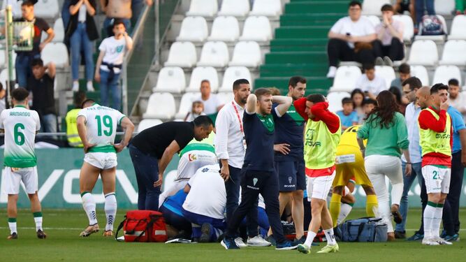 Los jugadores del Córdoba CF, en shock, mientras los servicios médicos atienden a Dragisa Gudelj.