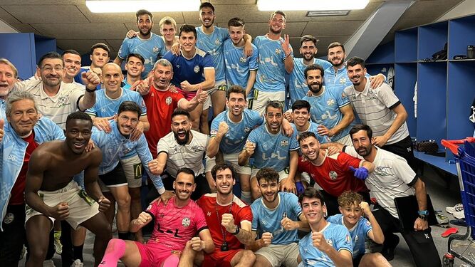 Los jugadores del Ciudad de Lucena celebran su victoria ante el Atlético Espeleño.