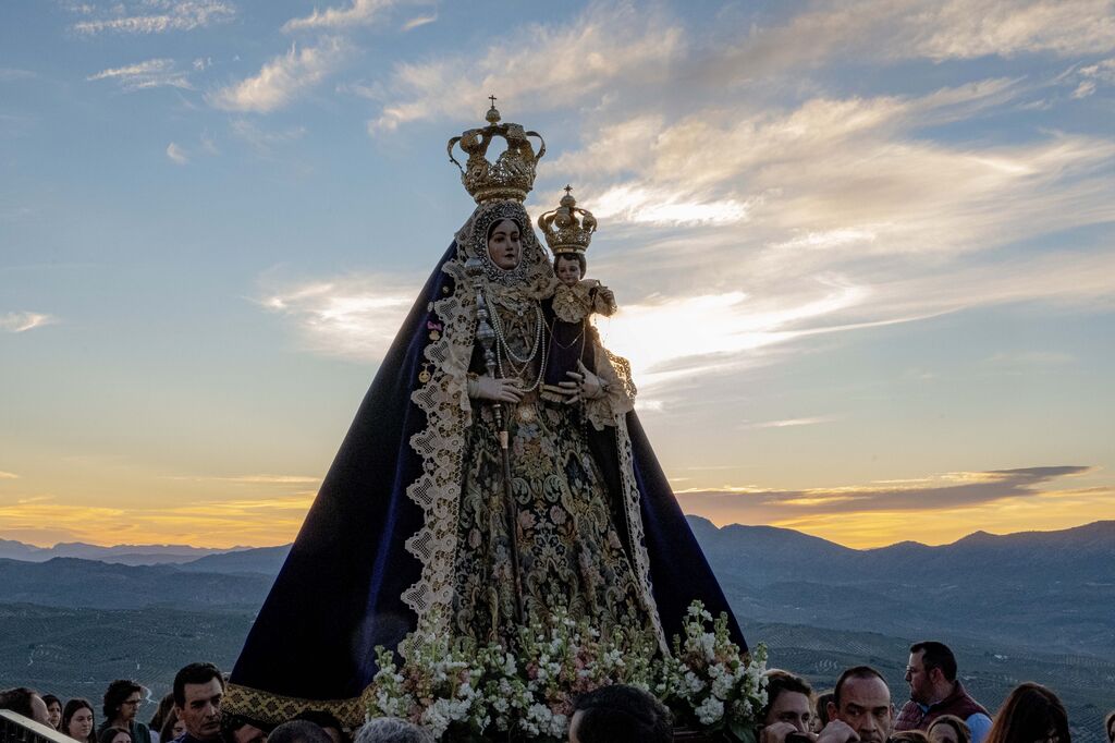 La adoraci&oacute;n nocturna y procesi&oacute;n del Sant&iacute;simo y la Virgen de Araceli de Lucena, en im&aacute;genes