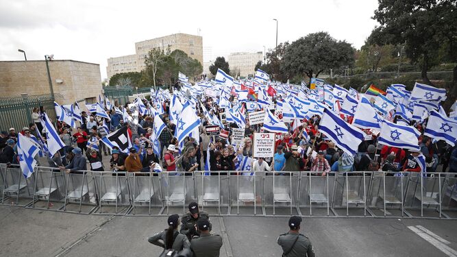 Manifestantes ante el Parlamento israelí.