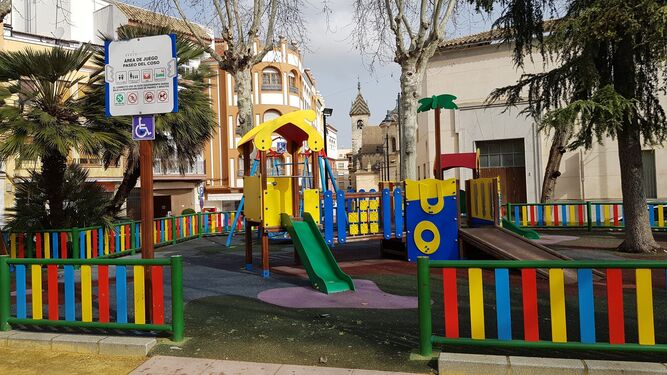 Parque infantil del paseo del Coso de Lucena.