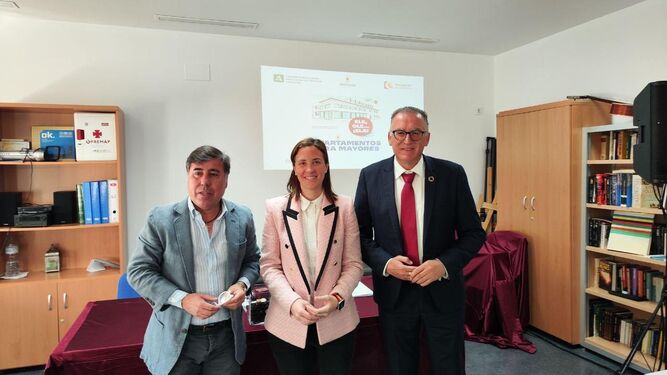 Firma del convenio entre el Ayuntamiento de Encinarejo y la Junta de Andalucía.