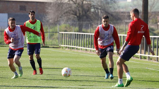 Jorge Moreno y José Alonso pugna por el balón en el entrenamiento del Córdoba CF.