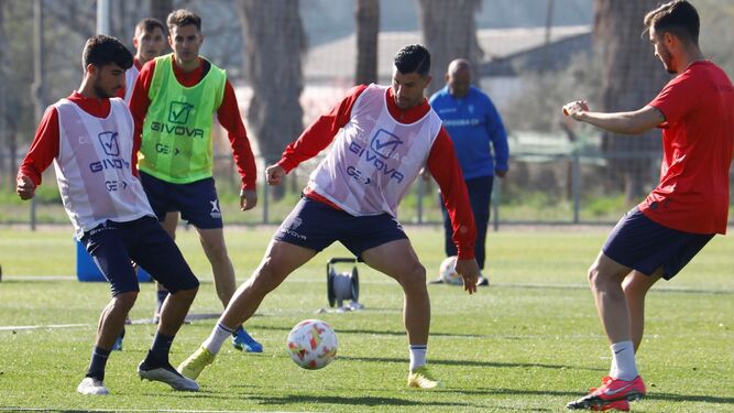 Willy Ledesma intenta robar el balón a Calderón en el entrenamiento del Córdoba CF de este martes.