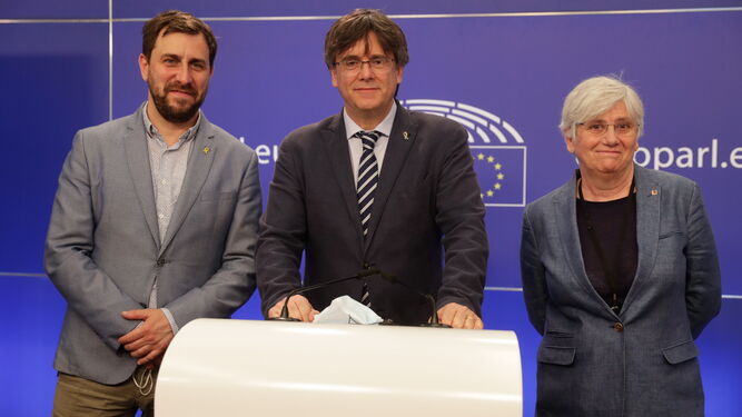 Antonio Comin, Carles Puigdemont y Clara Ponsati, en una rueda de prensa en el Parlamento europeo en 2021