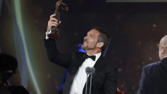 Antonio Banderas alza el Premio Talía.