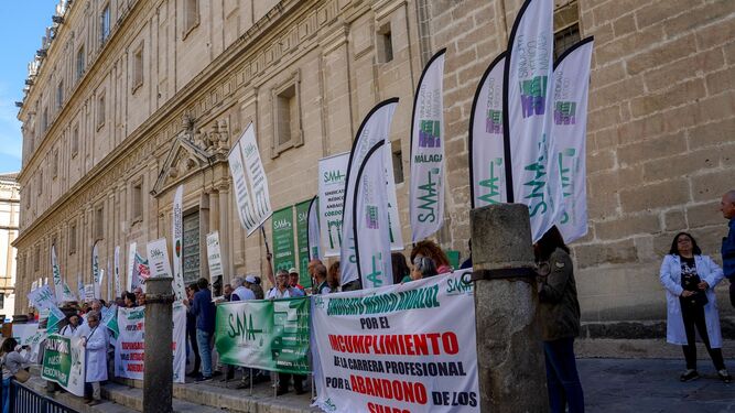 Protesta de profesionales del Sindicato Médico ante la sede de la Consejería de Salud.