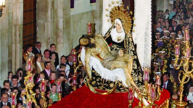La Hermandad y Cofradía de Nuestra Señora de las Angustias de Cabra desfile el Viernes Santo por la tarde-noche