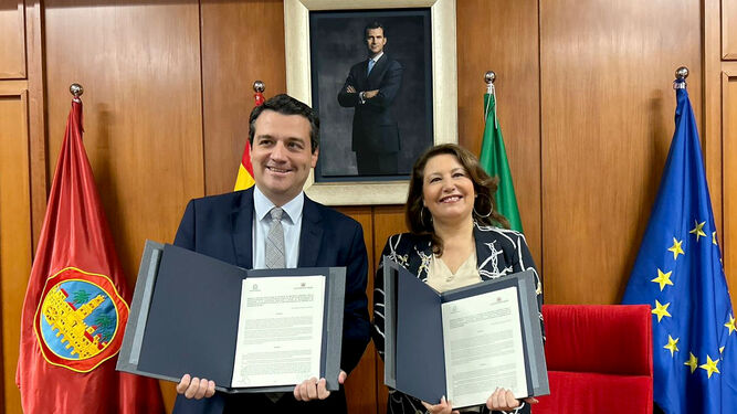 José María Bellido y Carmen Crespo muestran el documento firmado.