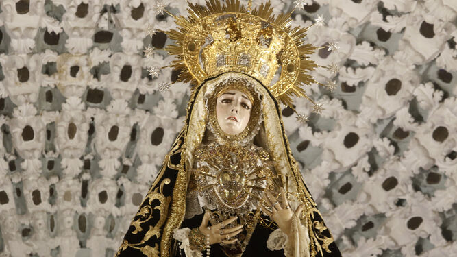 La Virgen de los Dolores, en su camarín.