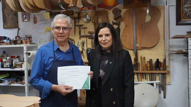 El luthier José Rodríguez Peña recibe la carta de maestro artesano.